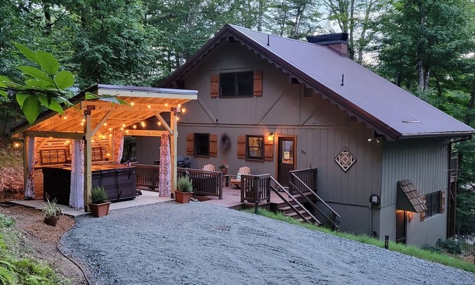 Charter Hills Cabin | Charming Modern Cabin
