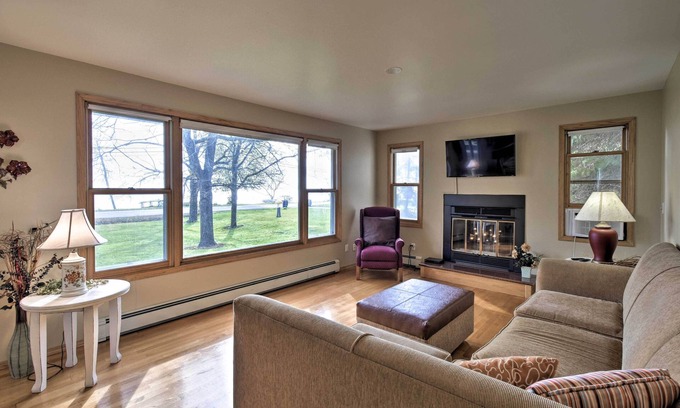 Neenah House | Charming Neenah House w/Porch on Lake Winnebago!