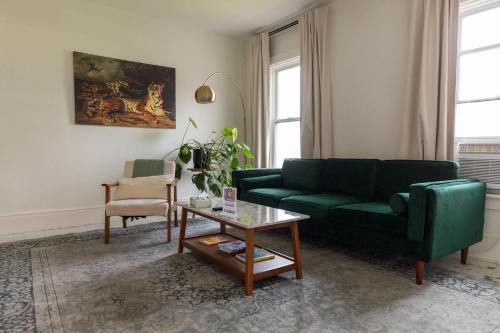 St. Albans Historic District Apartment | Charming & Newly Renovated 2BR in St Albans