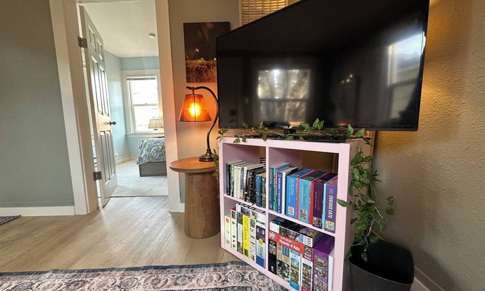 North End Cottage | Charming North Tacoma Retreat — Perfect for Couples, Solo or Business Travelers