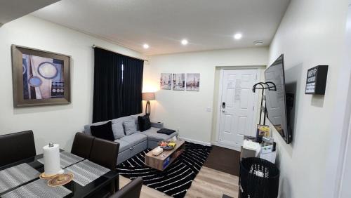 Calgary Apartment | Charming Oasis Tranquil Suite 8 min Airport, AC