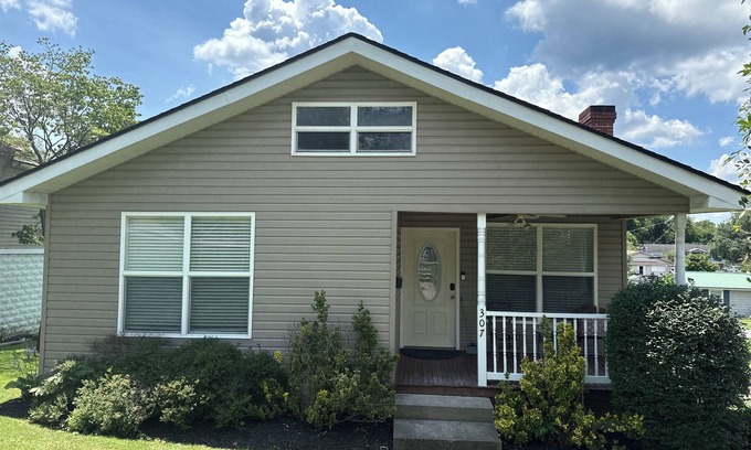 Summerlee House | Charming on Chestnut - 8.1 miles from the New River Gorge National Park