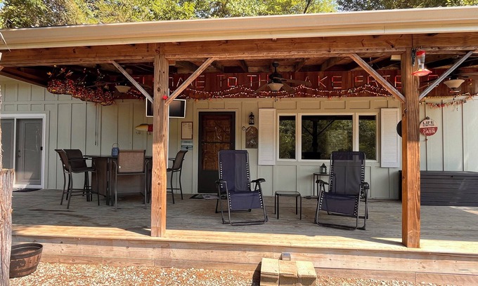 Foster Cottage | Charming one bedroom cottage on Kincaid Lake