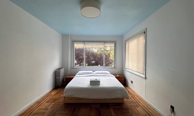 Far Rockaway House | Charming One Bedroom Townhouse, Ground Floor - 10mins to Rockaway Beach
