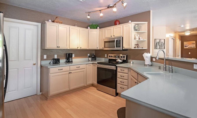 Oak Creek House | Charming & Peaceful 3 Bedroom Home! - Canyon Diablo - S108