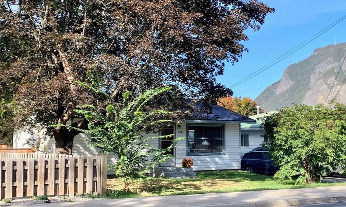 Canoe House | Charming pet friendly 2-bedroom family home in Canoe with WiFi and AC 🏳️🌈🏳️⚧️🇺🇦☮️