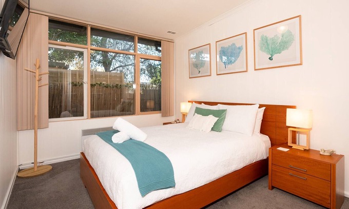 Rosebud House | Charming pet friendly house in Rosebud a short stroll to the beach & free WIFI