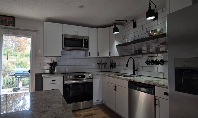 St. Peters House | Charming, Pet friendly, Long stay discounts, 6 miles to Convention Center