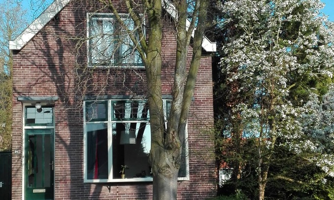 Boskoop House | Charming pictoresque house with garden in quiet area, including cat care.