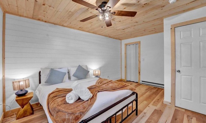 Buck Hill Falls Apartment | Charming Pocono Boutique | Firepits | Pickleball