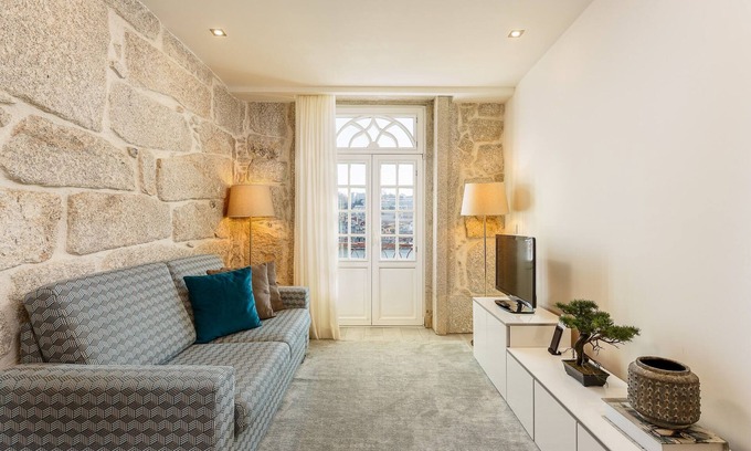 Sao Nicolau Apartment | Charming Porto retreat with river views