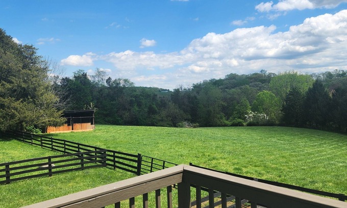 Warrenton Apartment | Charming Presidential Suite Loft with kitchen - The Inn at Black Horse Manor