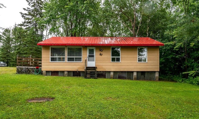 Magnetawan Cottage | Charming Private Lakefront Cottage - Ideal for Nature Lovers & Fishermen