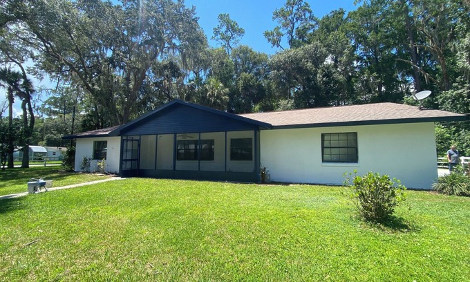 Dunnellon House | Charming Rainbow River Rental: Prime Central Location for Monthly Rent