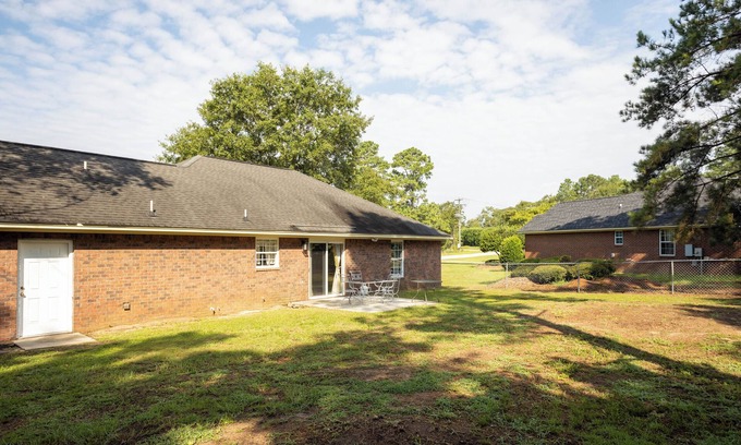 Stateburg House | Charming renovated 3-bedroom home in Dalzell with WiFi and fully furnished