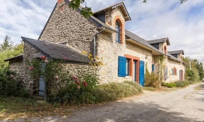 Mesquer Cottage | Charming Renovated Cottage Near Salterns, Close to Beach, Garden, Baby-Friendly, Sleeps 5