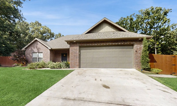 Bella Vista House | Charming retreat home w/disc golf gear, gourmet kitchen, & a spacious backyard