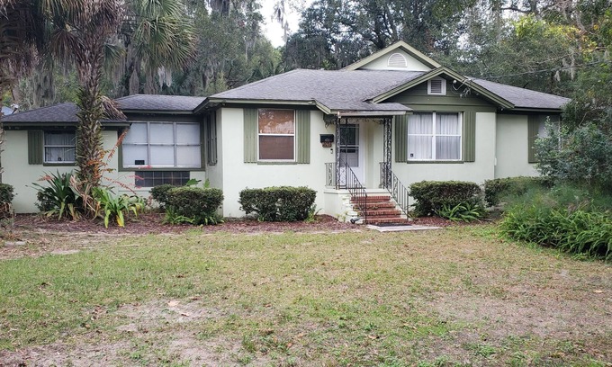 Arlington House | Charming retreat near Downtown and the Hospitals. Short drive to the beach.