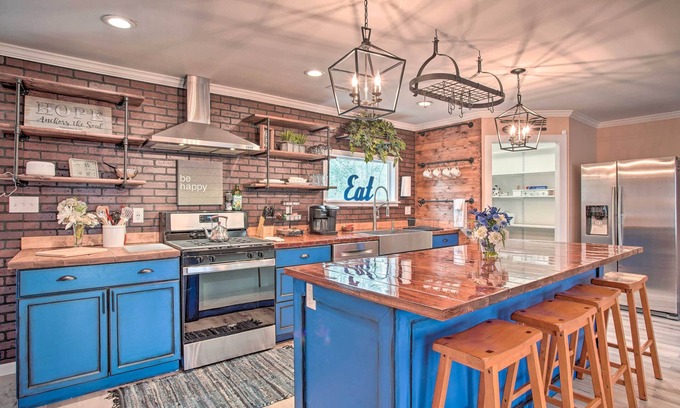 Walterboro - St. George House | Charming Retreat on 20 Acres w/Private Lake!