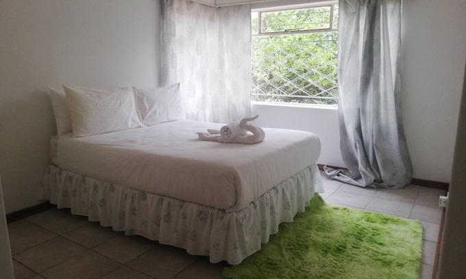 Bulawayo House | Charming Retreat with Spacious Rooms, Lush Garden, and Ideal for Group Stays