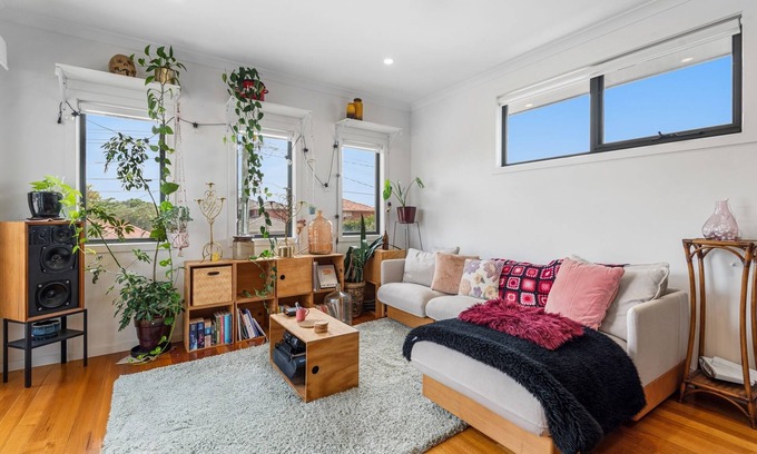 Brunswick North House | Charming Retro Townhouse in Vibrant Coburg