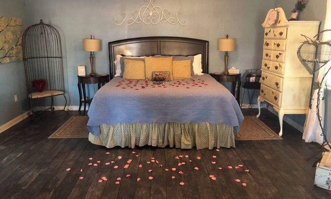 Guthrie Cottage | Charming romantic Guthrie cottage, hot tub, jacuzzi, homemade breakfast, massage