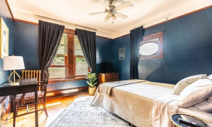 Broadway House | Charming Room in Historic BnB with Parking - Rm 5