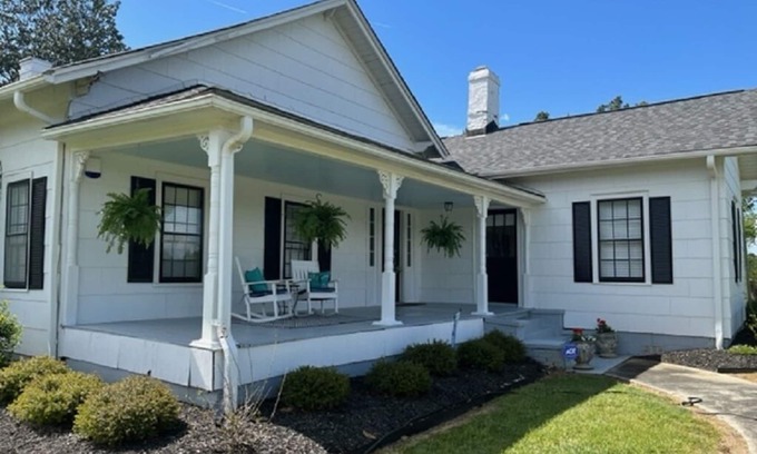 Saluda Other | Charming, rustic Farmhouse. 2 mi. from Tin Roof Farms Venue. 39 mi. to Masters.