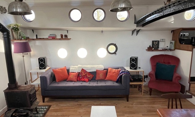 Bray Apartment | Charming Rustic houseboat at Bray Marina