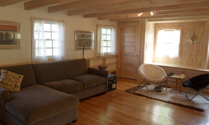 Saugerties Cottage | Charming Saugerties Cottage on Creek