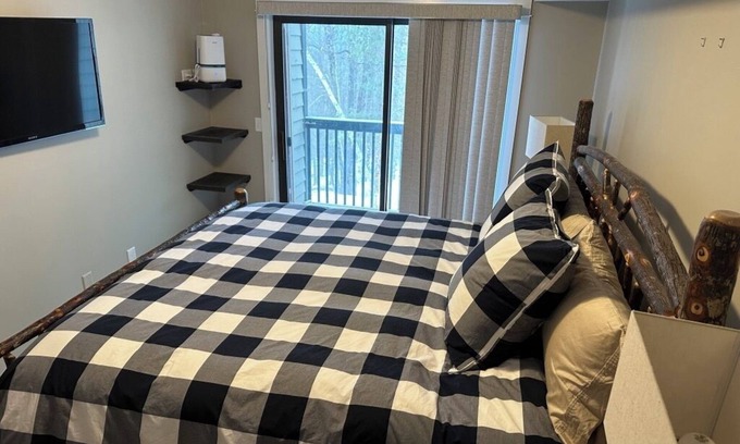 Ludlow Condo | Charming Ski Condo- Steps from the slopes!