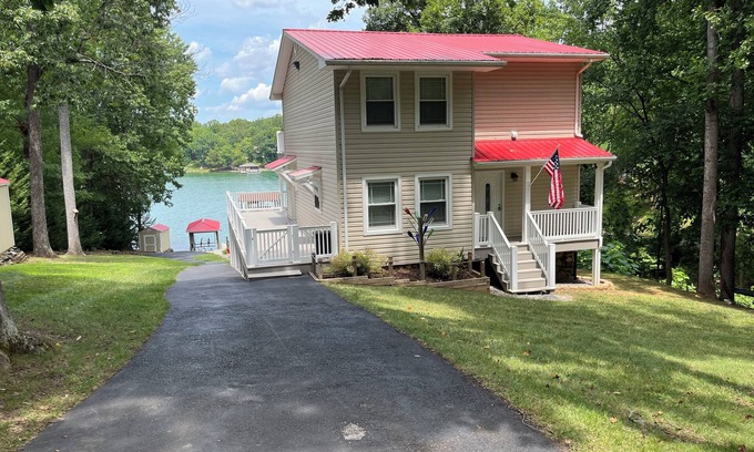 Huddleston House | Charming SML lake front 3-bedroom house with WiFi and AC in beautiful Huddleston