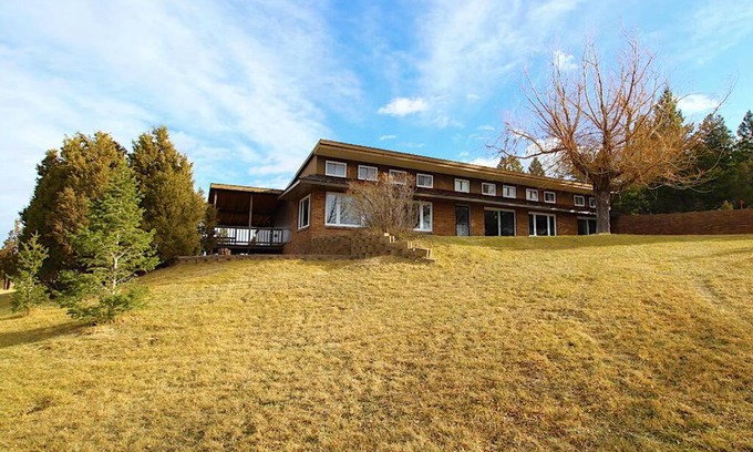 Whitehall House | Charming, Spacious, Contemporary Mountain Retreat