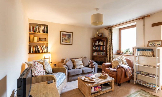Ammanford House | Charming, Spacious cottage near Gower and Brecon Beacons.Pets welcome free.WI-FI
