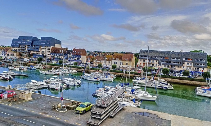 Saint-Jean-de-Brebeuf-sur-Seulles Apartment | Charming Studio in Courseulles-sur-Mer with Wifi and Parking