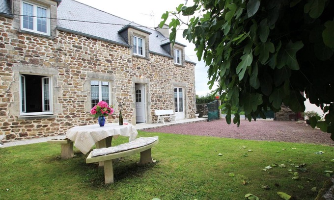 Teurtheville-Bocage Cottage | Charming Stone House Near D-Day Beaches - Enclosed Garden, WiFi, Pet-Friendly, Sleeps 6