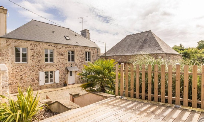 Teurtheville-Bocage Cottage | Charming stone house with enclosed garden in Teurthéville-Bocage