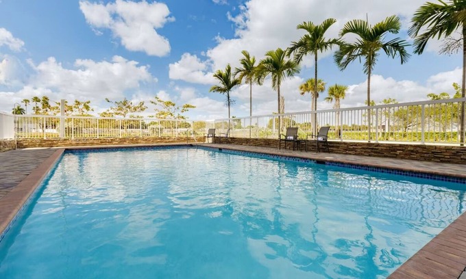 Florida City Hotel | Charming Stay: 2 Queen Beds, Fairfield Inn, Next to Everglades, Free Parking