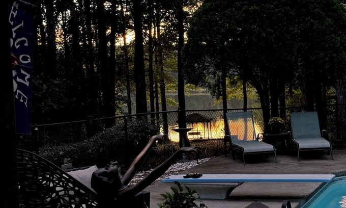 McDonough Apartment | Charming studio. Lake Front view with the most AMAZING sunsets. Poolside oasis!