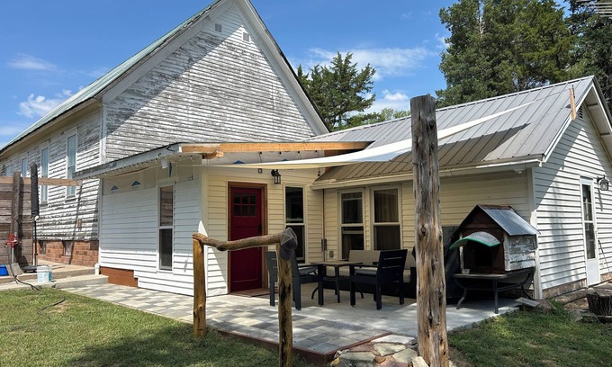 Inavale House | Charming studio “Parsonage” behind an old country church