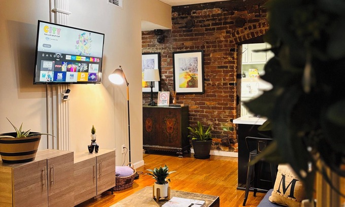 Virginia Highland Apartment | Charming Studio-Style 1BR Apartment Exposed Brick and Full Kitchen-Midtown ATL