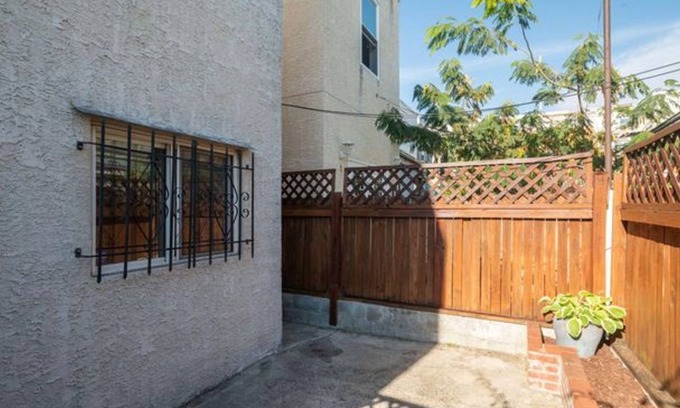 Newbold Apartment | Charming studio with AC and WiFi in vibrant South Philly.