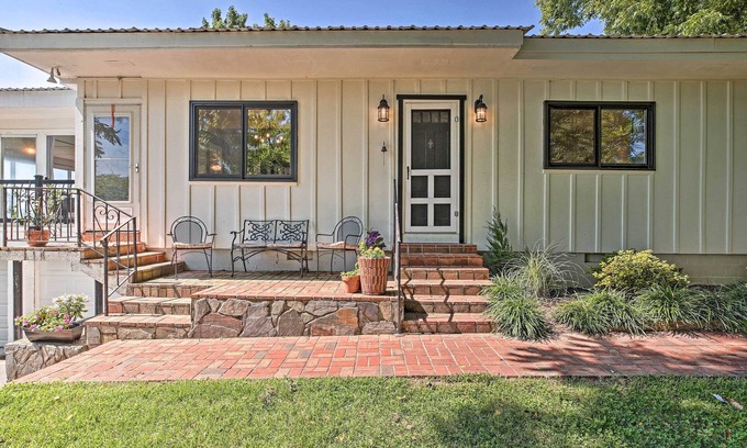 Summerville House | Charming Summerville Home w/Yard & Sunroom!
