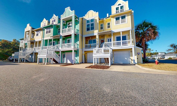 Bermuda Bay House | Charming townhouse - Community pool, gym & balcony - near golf, parks, & beaches