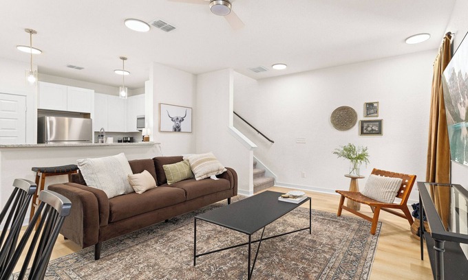 Castroville House | Charming Townhome + Sea World + Lackland + Pickleball Courts