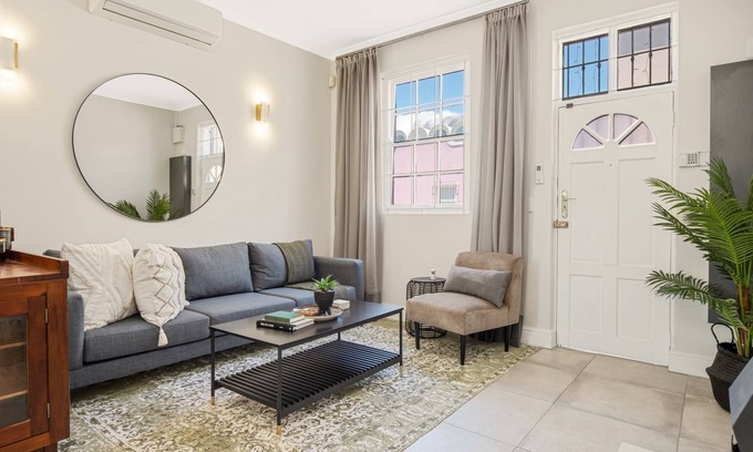 Bo'Kaap Apartment | Charming Townhouse In Vibrant Bo-kaap