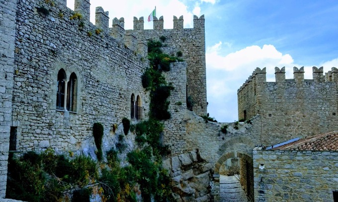 Caccamo House | Charming townhouse with garden surrounded by medieval history!