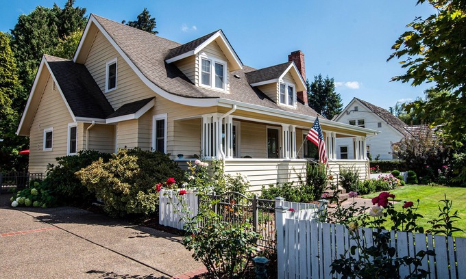 Eugene House | Charming Two-story 1940s 4-Bdroom home, 10-15 min. from University of Oregon