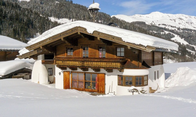 Kirchberg in Tirol Ski Chalet | Charming Tyrolean chalet, 100m to the ski bus