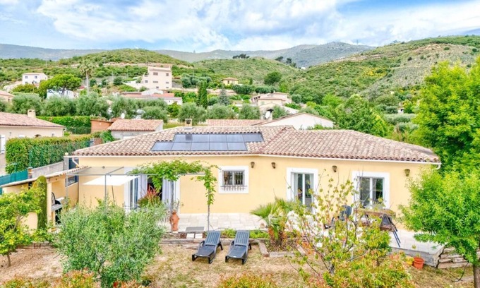 Carros Villa | Charming villa, private pool, wood-burning oven, bbq, boule games and garden.
